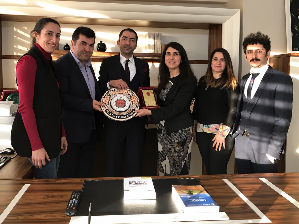 Tunceli Barosu uzlaştırmacı eğitimi sonrası plaket takdimi